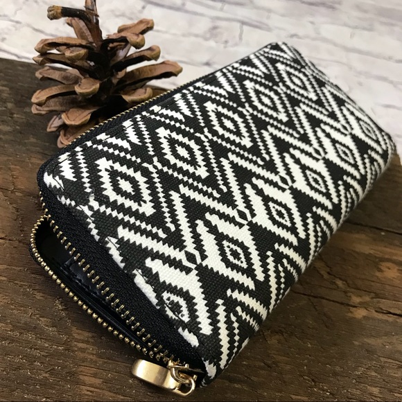 Handbags - 🚫SOLD🚫Zippered BillfoldWalletClutchBlack/White